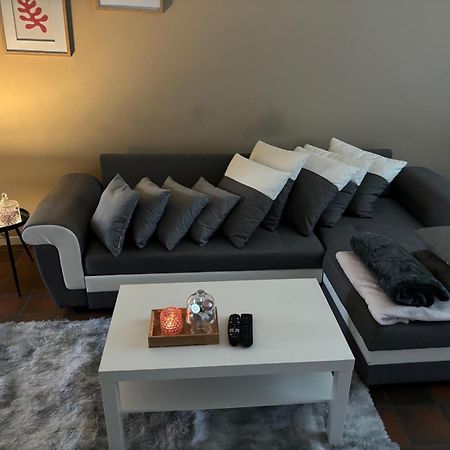 Station 64 A1 Bruxelles-Charleroi-Airport Villa Bagian luar foto